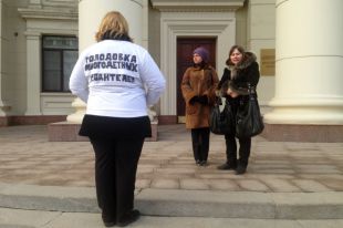 Мать отказывается от детей