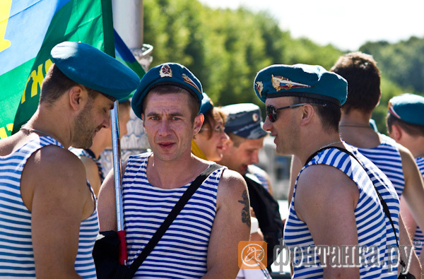 С Днем ВДВ, посоны!