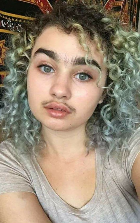 Давай я тебя ещё вот в этой позе сфоткаю