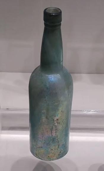 Пивная бутылка, крышечки от нее и пивной бокал. Вот что они делают в экспозициях археологических музеев?