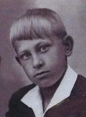 15 неожиданных фото отечественных знаменитостей, на которых их сложно узнать