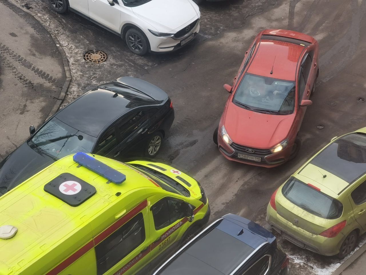 На Парнасе водитель решил отомстить скорой