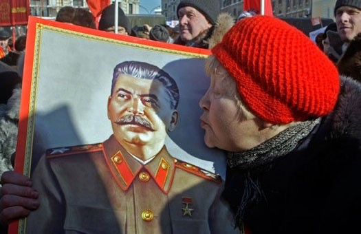 Россия, XXI век. Сталину несут цветы