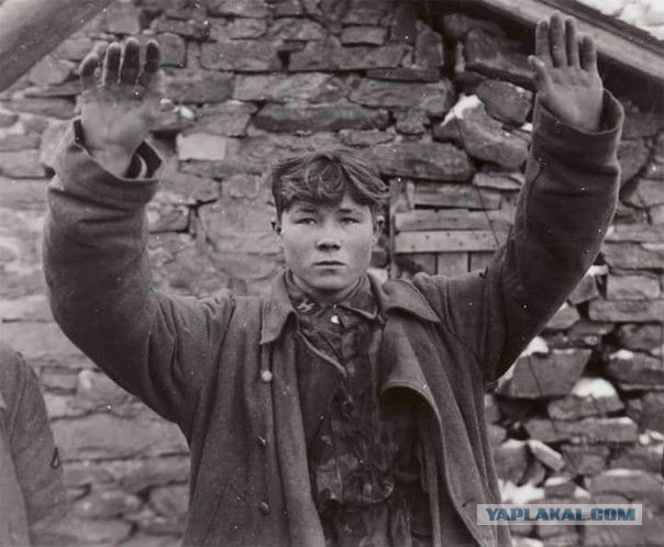 Злые Иваны поймали юного немца. 1945 г.