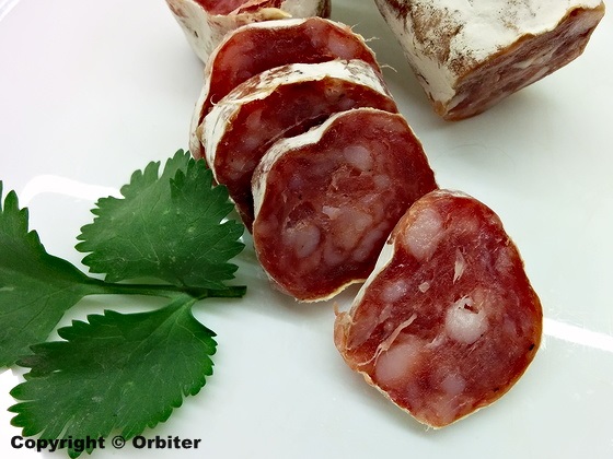 Кнуты, сыровяленые колбаски к пиву.