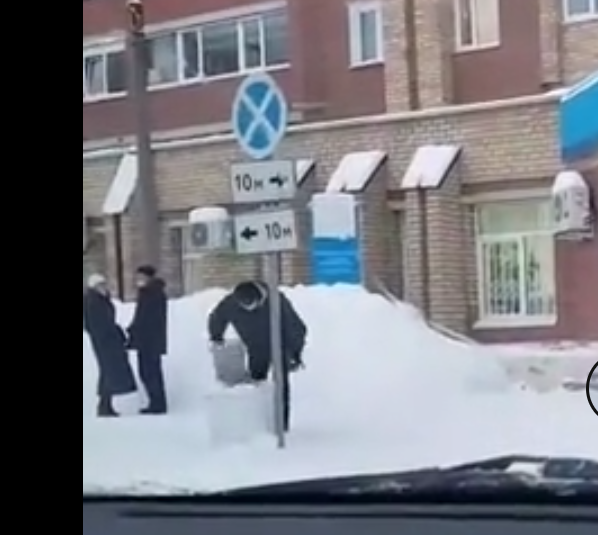 В Перми дворник обматерил семейную пару у здания ФНС за то, что те встали на парковочное место начальника