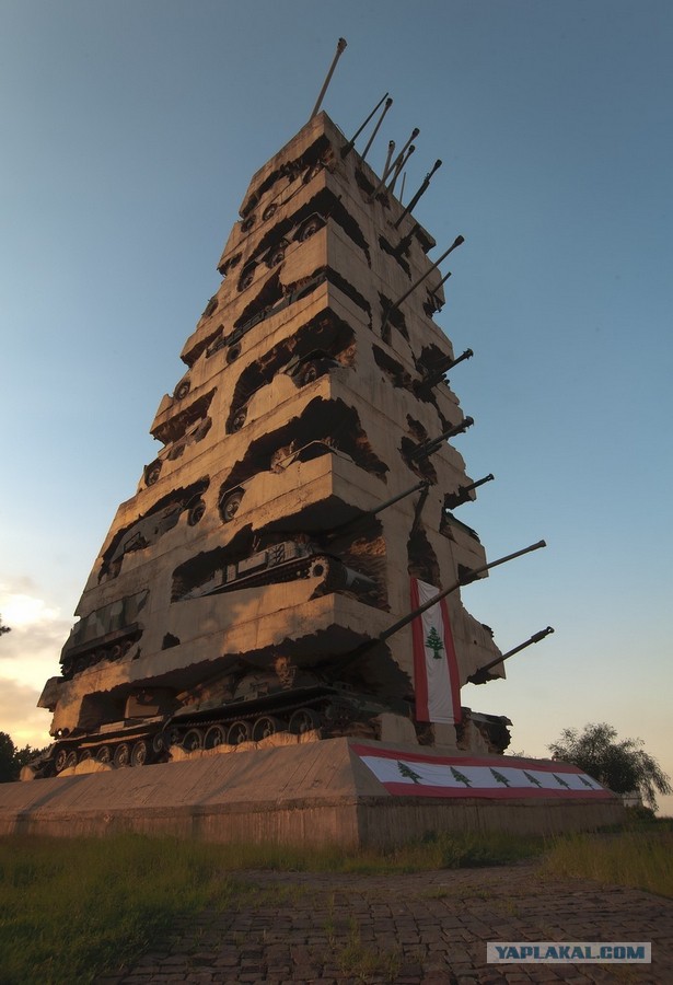 Памятник из танков «Надежда на мир»