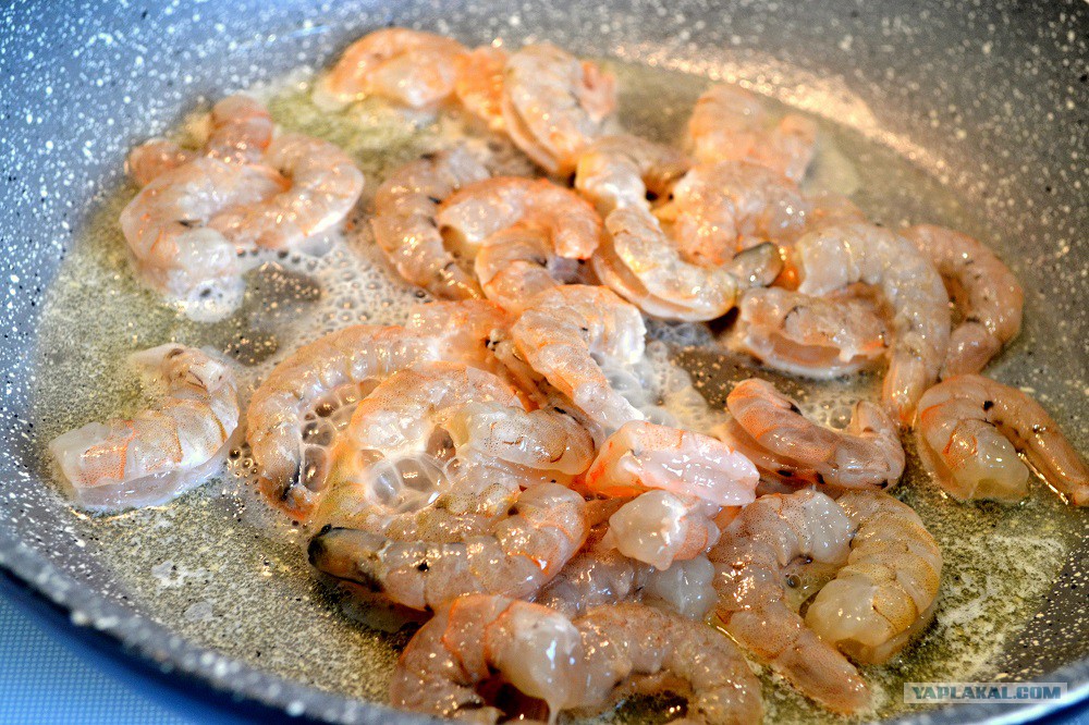 Креветки очищенные жареные на сковороде с чесноком