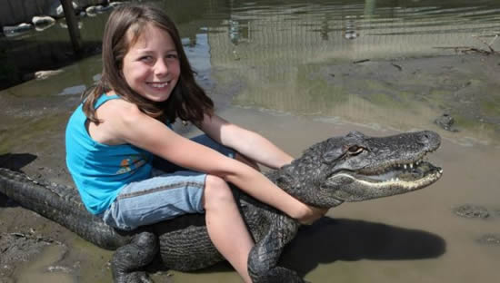 Укрощает крокодилов с детства