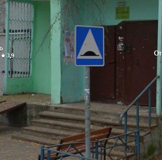В Казани пешеход разбил стекло автомобиля и залил перцем водителя