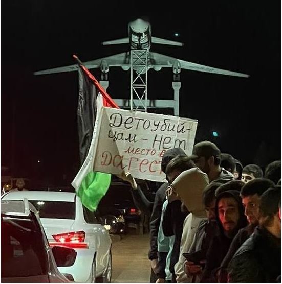Сотни дагестанцев собрались у аэропорта в Каспийске — там должен приземлиться рейс из Израиля