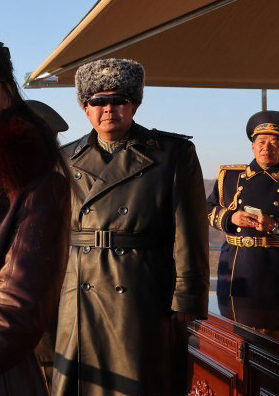 Лидер КНДР Ким Чен Ын с дочерью по случаю Дня авиации страны посетил одно из подразделений ВВС страны