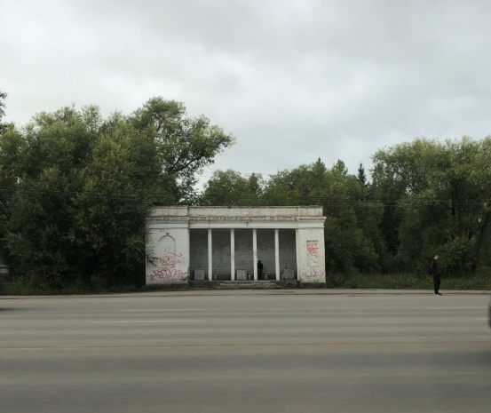 В Омске сделали тёплую остановку для людей, но туда ворвались плохие животные