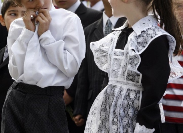 «Юбка — это красиво»: тюменским школьницам запретили носить брюки