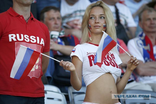 Сотни раскрепощенных девушек в бикини спустились с горы в Красной Поляне