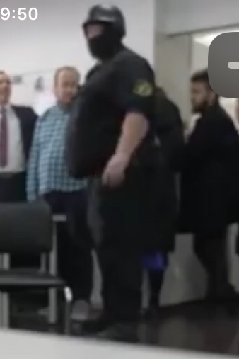 В офисе ФБК выломали дверь и проводят обыск. Навального задержали