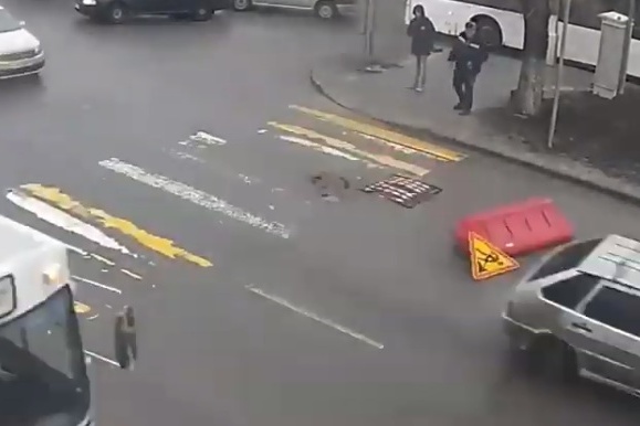 Погиб на работе: уличные камеры сняли один день из жизни дорожного блока в Волгограде