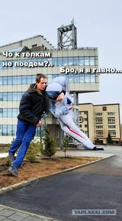 В Красноярске ко Дню космонавтики установили огромного надувного космонавта, но он не выдержал