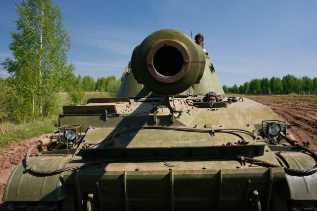 Танк на трассе