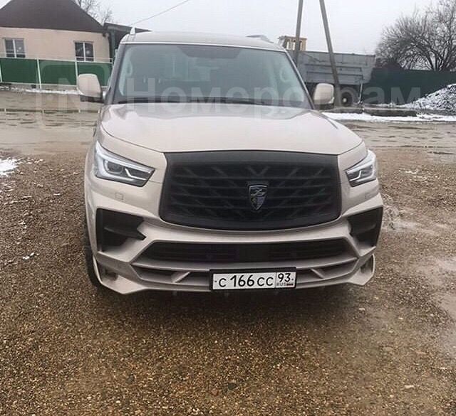 Охранники напали на державшего обочину водителя