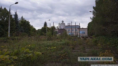 Пионерский лагерь с бассейном и бомбоубежищем