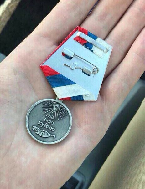 Купите ли вы такой значок коллеги?