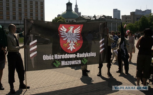 Беспорядки в Варшаве, атаковано посольство России