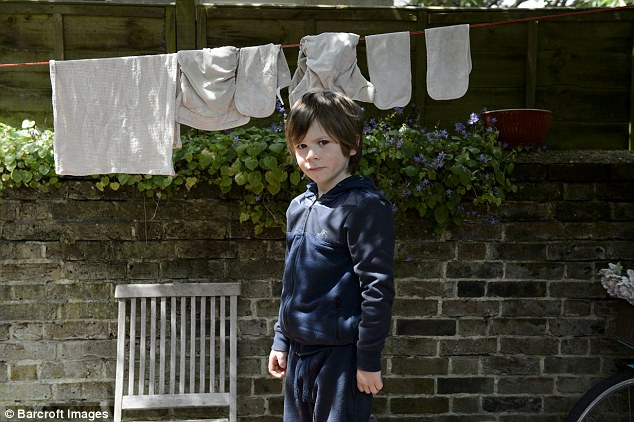 Британка считает нормальным кормить грудью своего пятилетнего сына и отказываться от лекарств