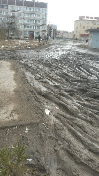 Самая федеральная трасса. На участке дороги между Петербургом и Карелией застряли в грязи 30 машин