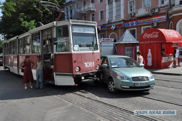 Негодяй на автобусе подрезал малютку Смарта