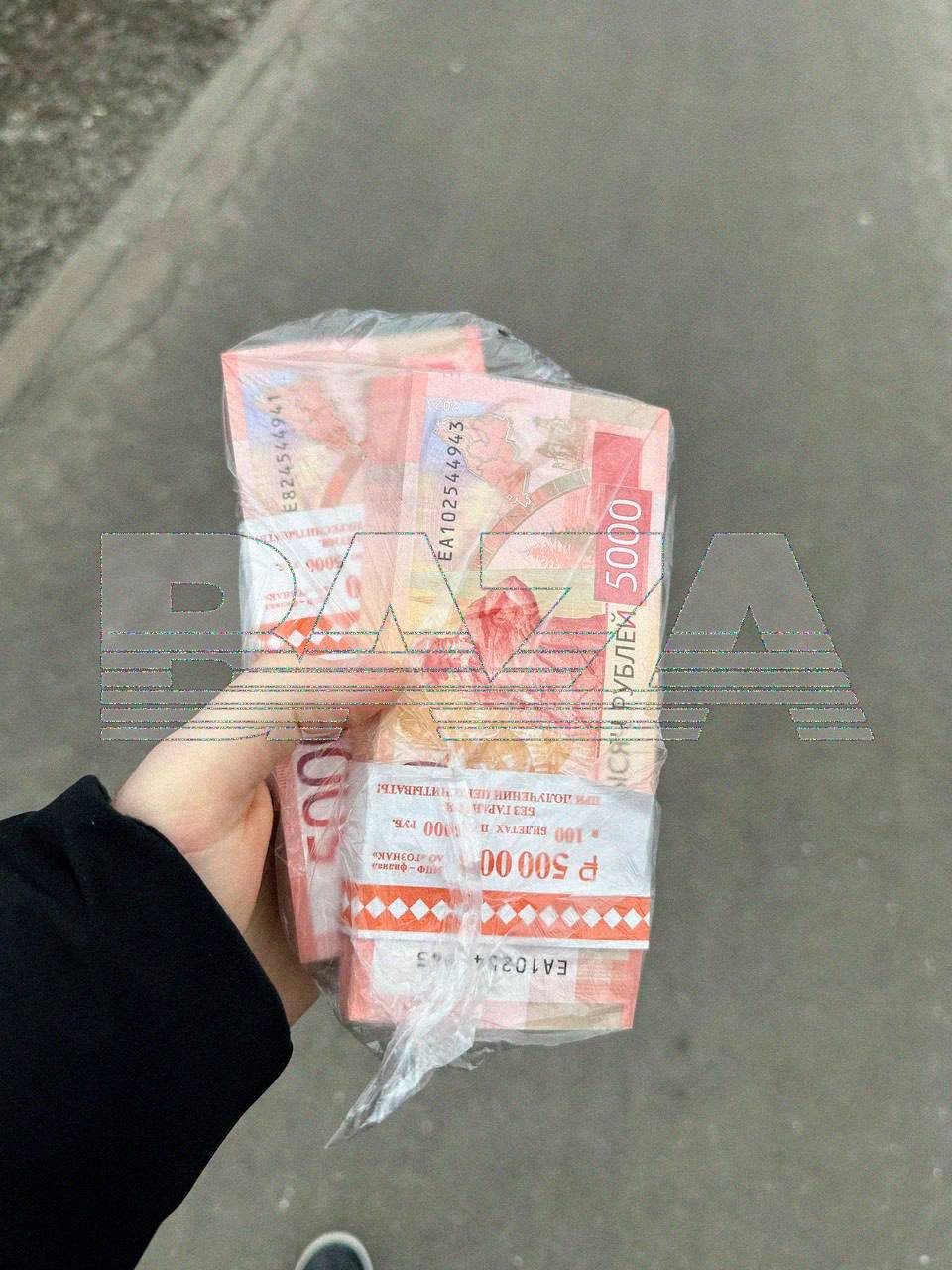 Москвич нашёл миллион рублей, который валялся в надземном переходе — деньги потерял 88-летний дедушка