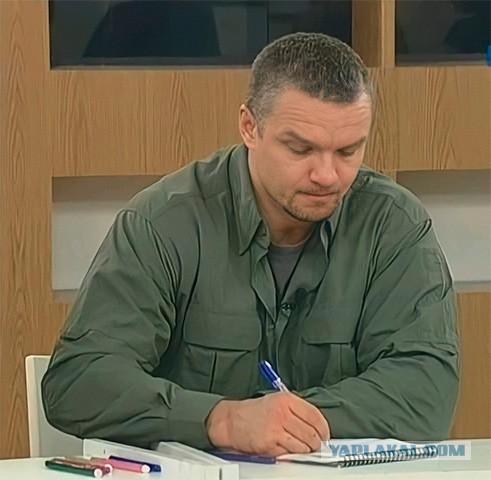 Парочка загрузила полный багажник тротуарной плиткой и уехала