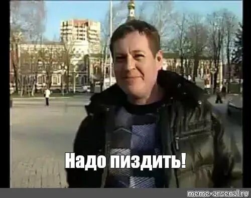 В центре города Макеевка один уникум решил по газону погонять.
