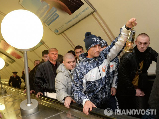 Олимпийский огонь спустился в метро (фото)