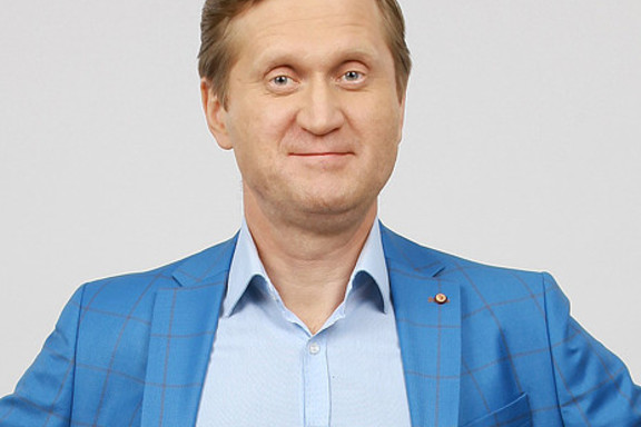 Мужчина пытался разбить камеру подъезда, но ничего не вышло - оказалась крепкая