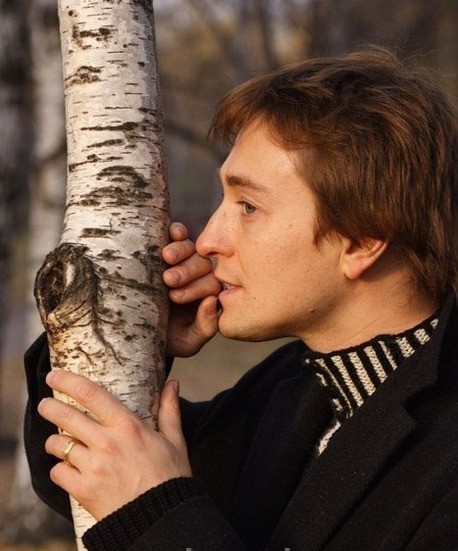 Студент из Омской области Алексей лазает на березу чтобы выходить в интернет и учиться