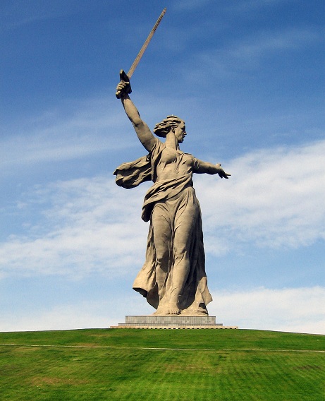 В Воронеже открыли памятник бабушке с флагом