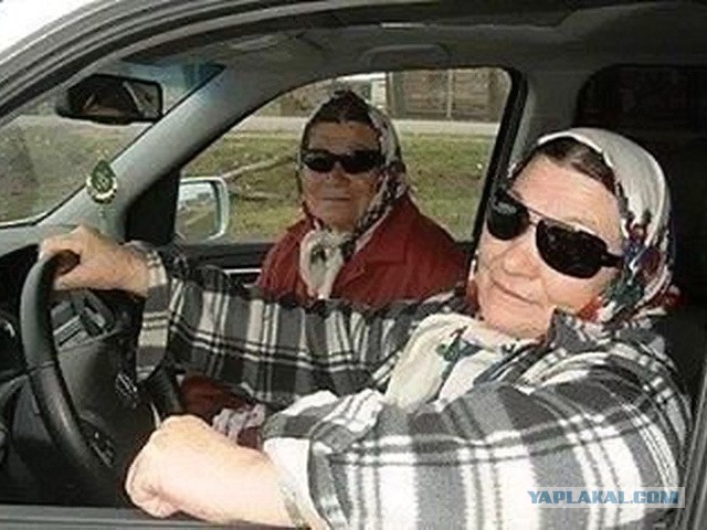 Девичьи ноги и авто