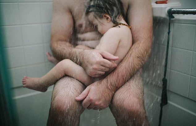 Мать сфотографировала отца с маленьким сыном в душе и попала под суд