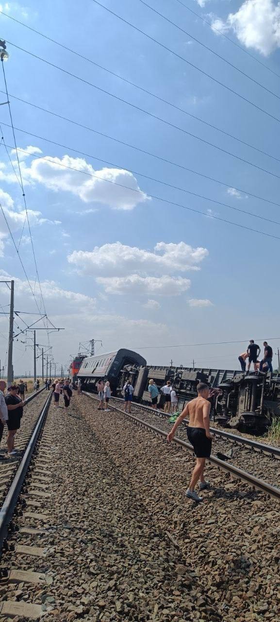 Семь вагонов пассажирского поезда сошли с рельсов после столкновения состава с КАМАЗом в Волгоградской области