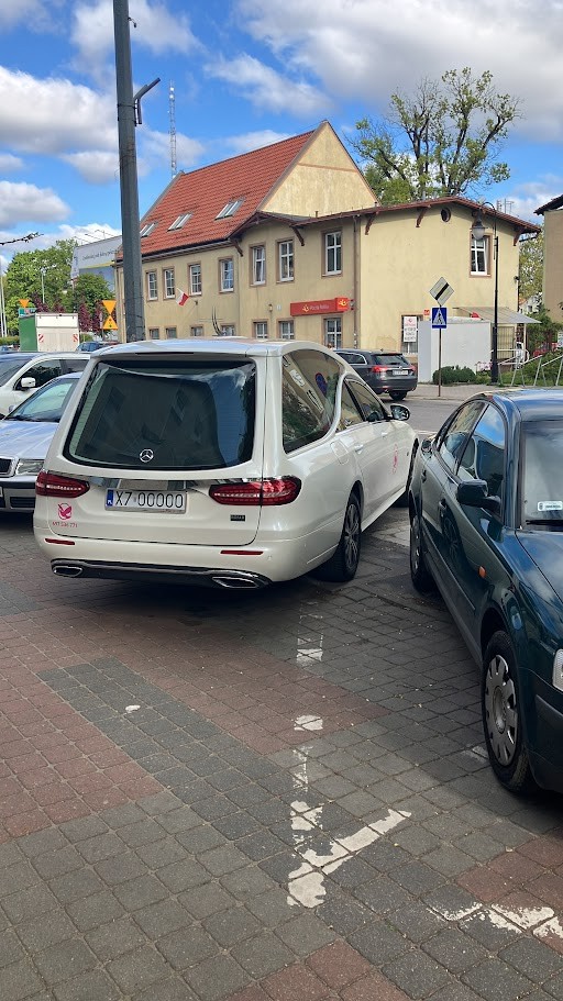 Motor: в России начали продавать катафалк на базе Lada Granta за 2,8 млн рублей