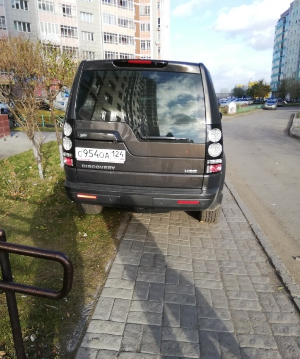 Очередное наглое хамство при парковке. Один уехал, другой встал. И конца этому нет