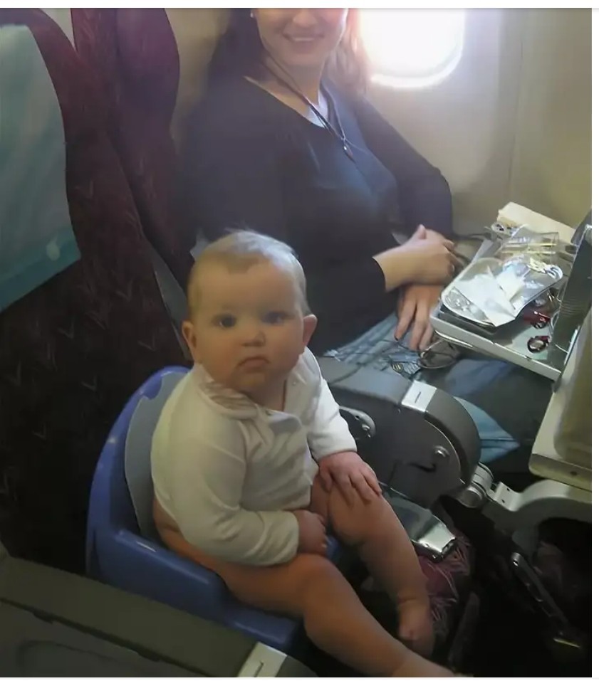 Самолет с маленьким ребенком. Младенец в самолете. Самолет для детей. Перелет с младенцем в самолете. Перелет с детьми в самолете.