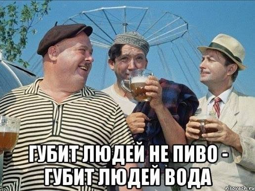 На меня глядит игриво...
