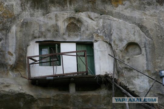 Город под гигантской скалой