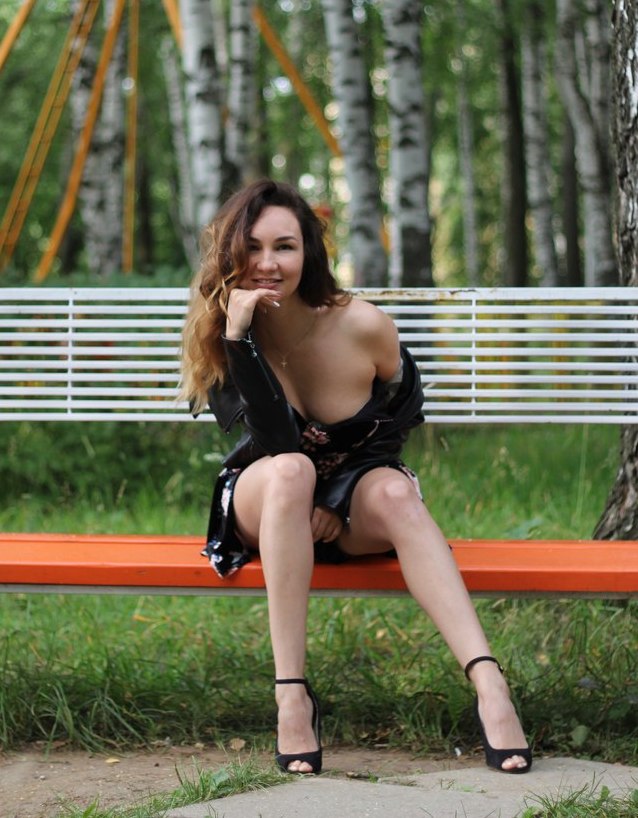 Красивые девушки в платьях