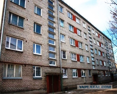 Соседи пожаловались на москвича, который во время ремонта увеличил площадь санузла и соединил балкон с комнатой