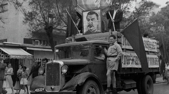 Американец показал паспорт, выданным его бабушке в 1932 году консульством США в Иерусалиме
