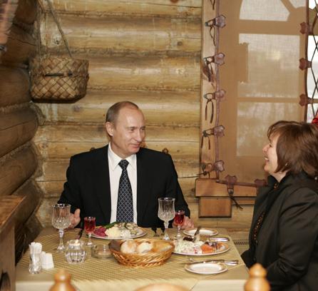 Владимир Путин ест из золотых тарелок