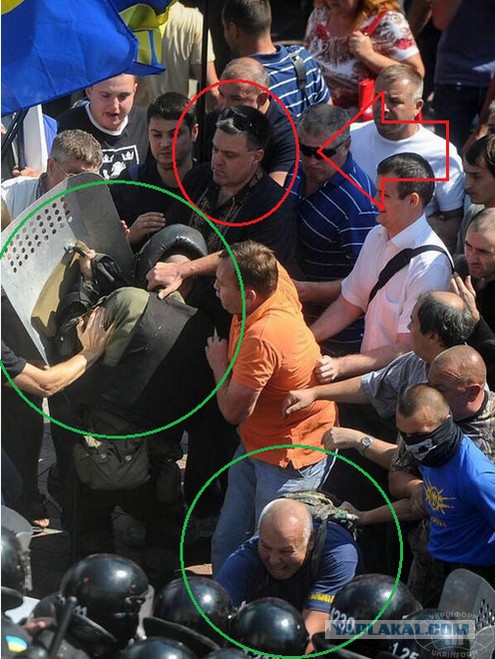 Митингующие в Киеве штурмуют здание Рады